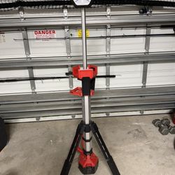  Milwaukee - M18 Rocket Dual Power Light 