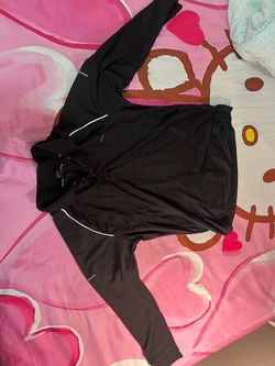 Black long-sleeved sports shirt
