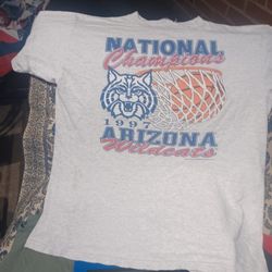 University Of Arizona  Basketball  1997 NCAA Championship T-shirt
