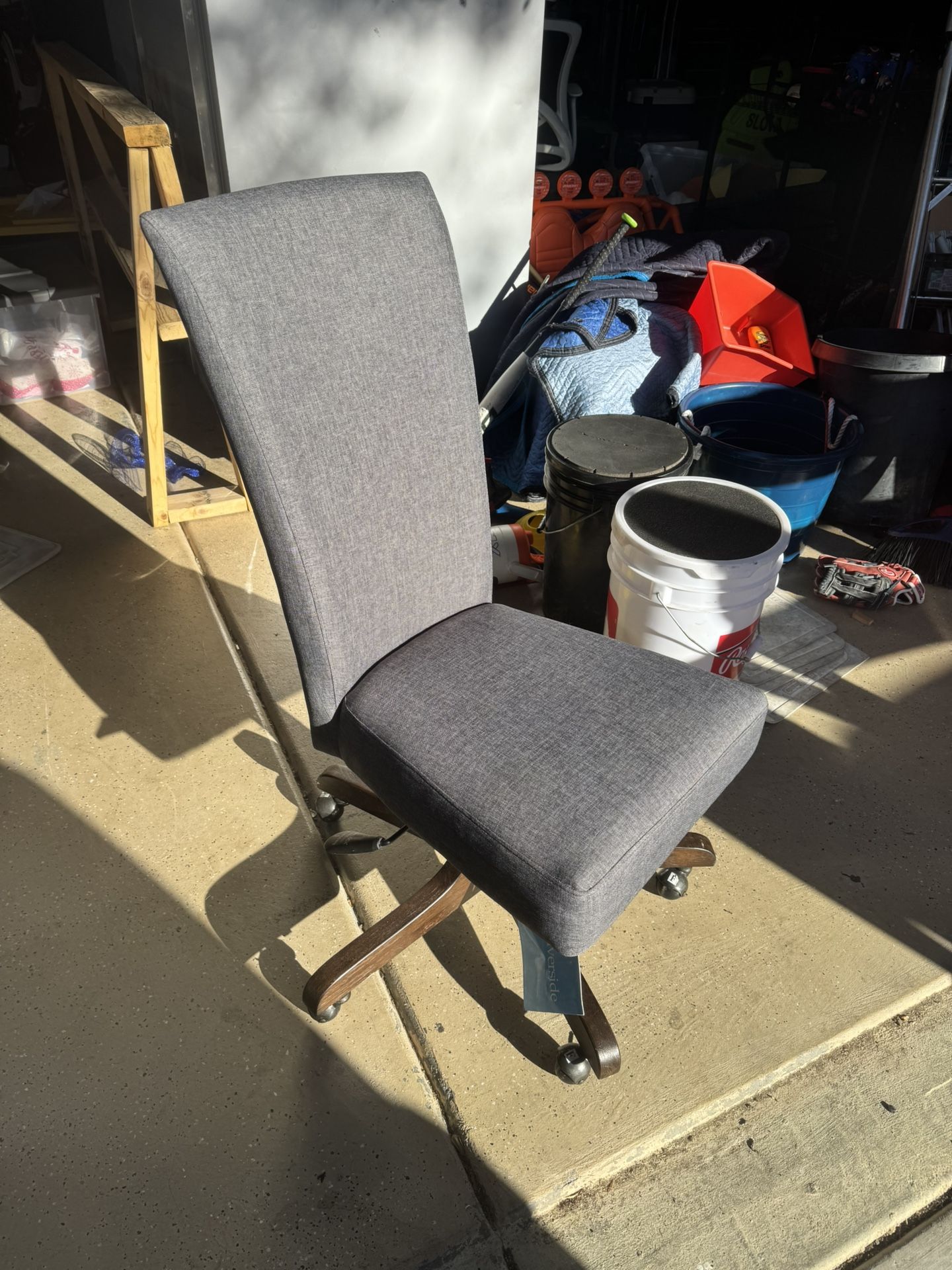 Comfy swivel office chair