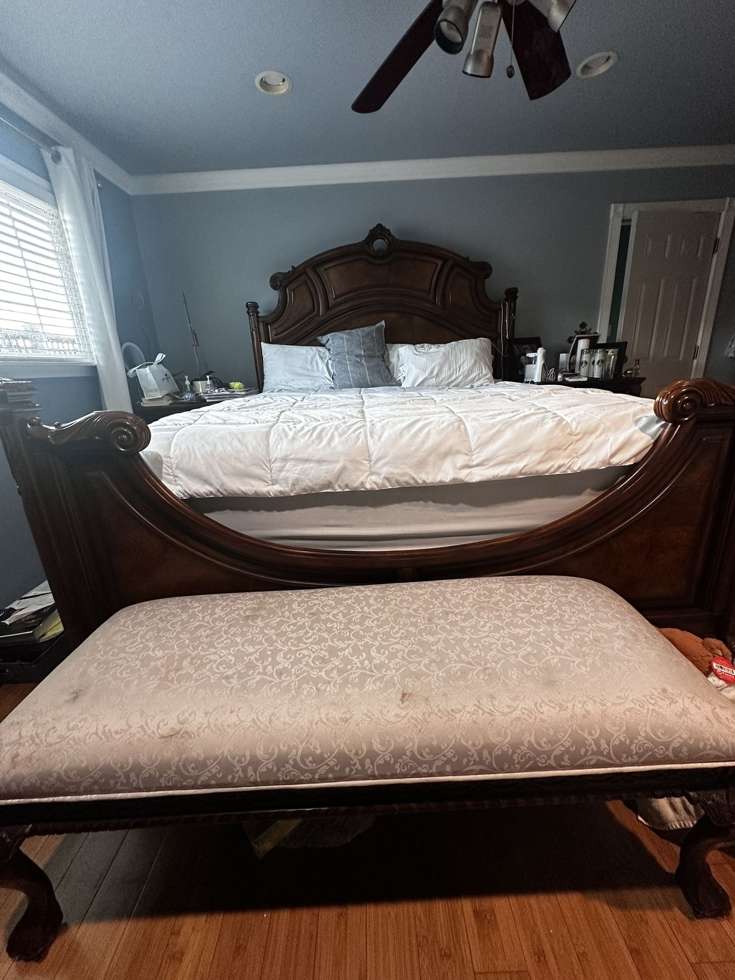 Bedroom Set Of 5. Mattress Not Included.