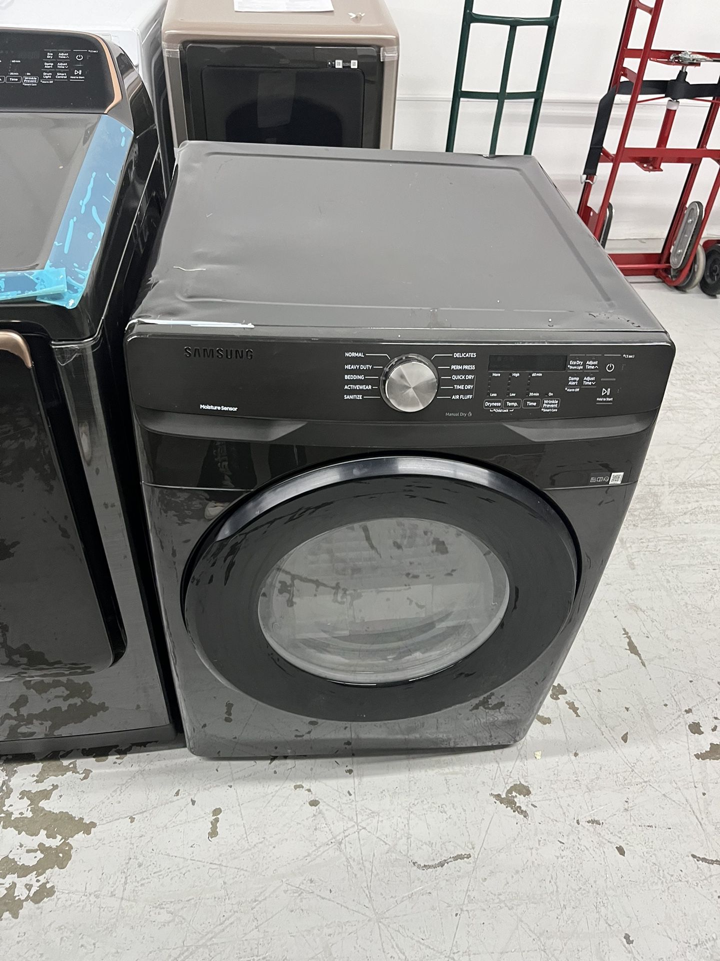 Brand new scratch and dent Samsung dryer. Please see video and picture. Everything is 100% tested.