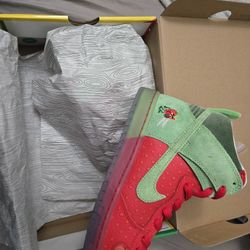 Nike Sb Dunk High Strawberry Size 8M 