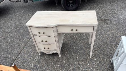 Desk/makeup table