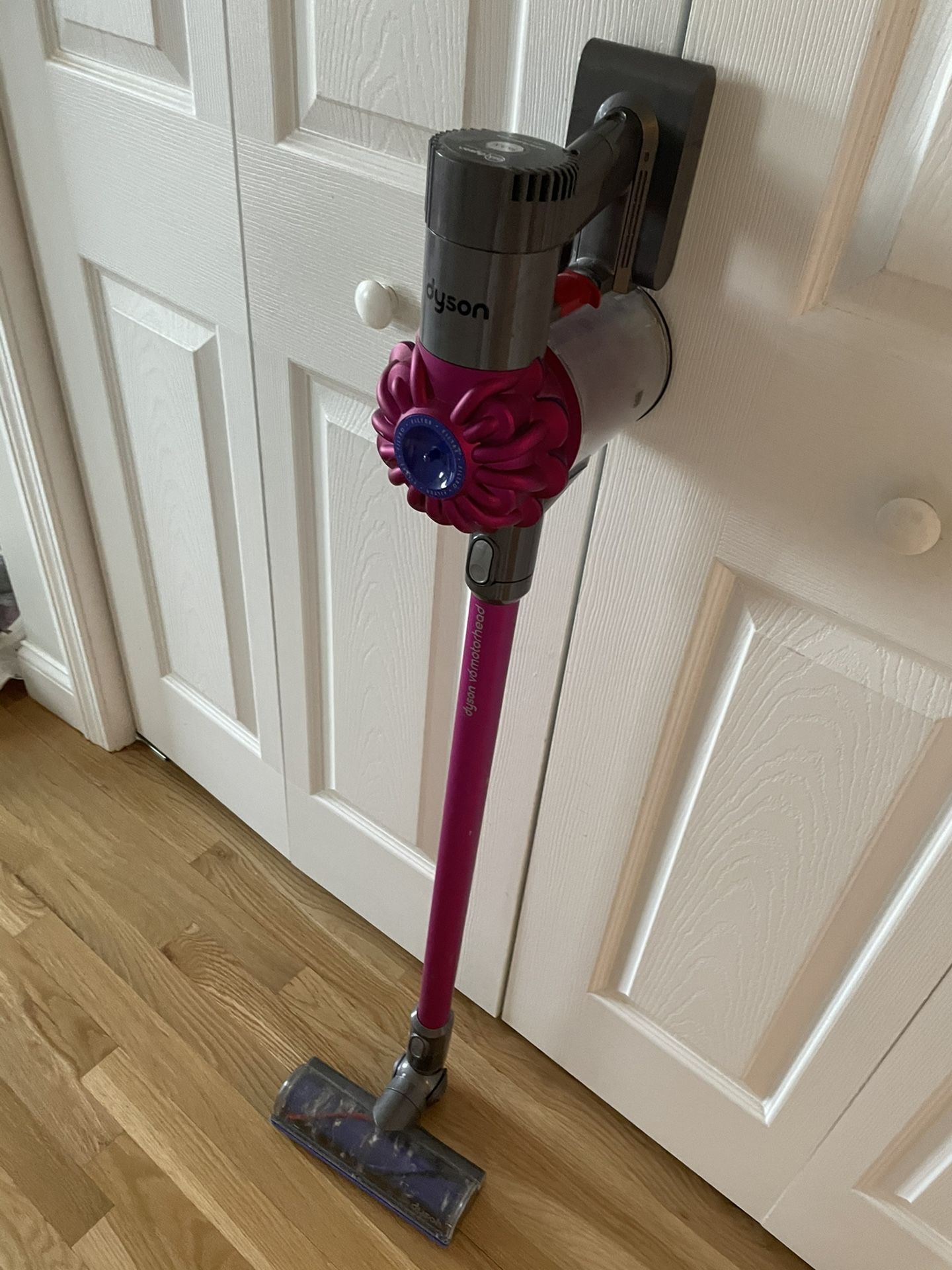 Dyson v6 motorhead vacuum