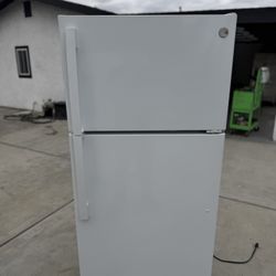 GE fridge • Free Local Delivery