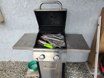 Propane grill with full tank