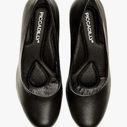 Black high heel pumps