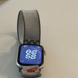 Apple Watch SE 44mm with Nike Sport Band