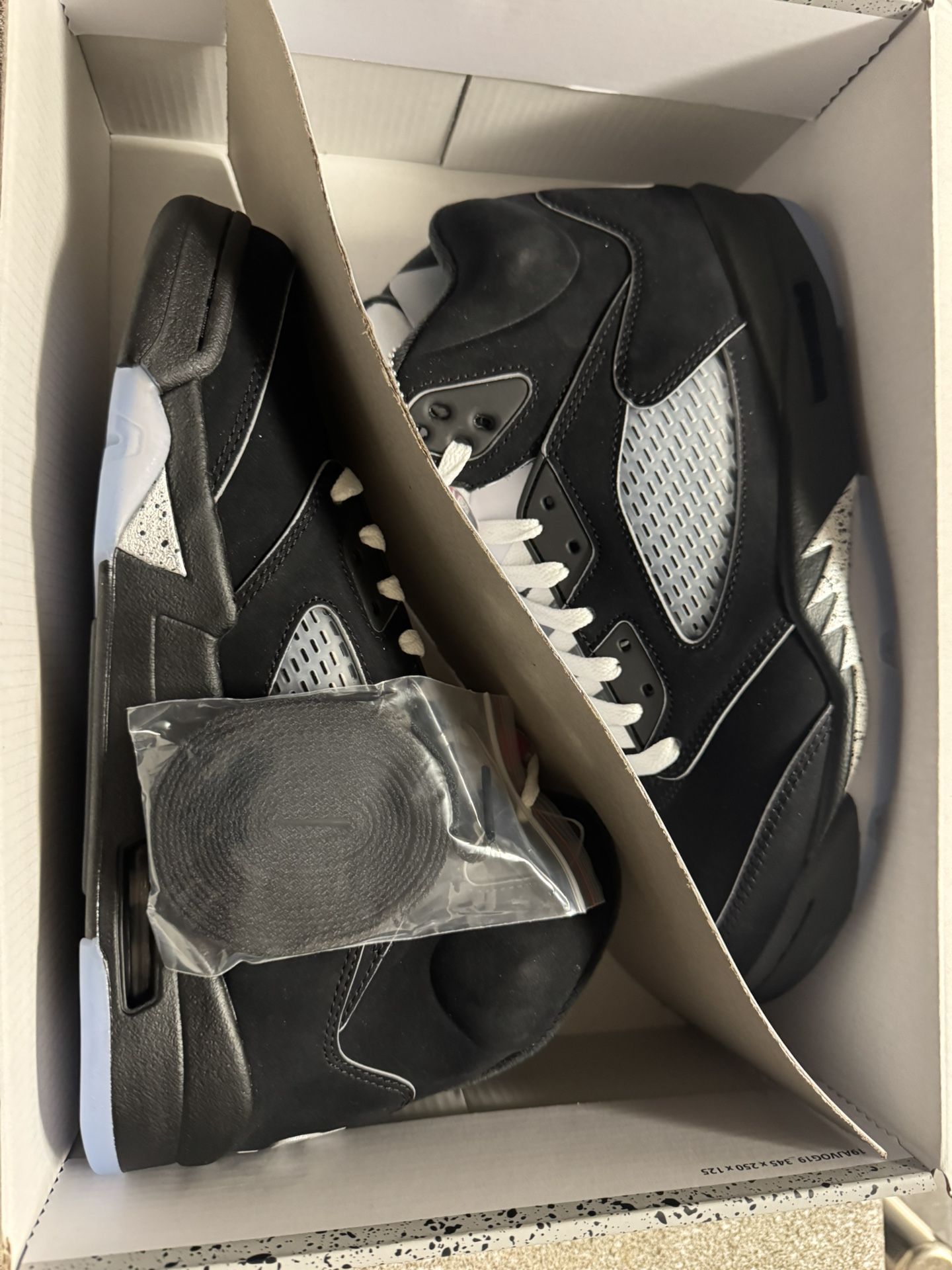 Air Jordan 5 Black Metallic  Size 9