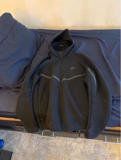 Black Nike tech - medium