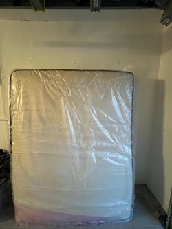 Queen size bed & bed frame / Dresser set