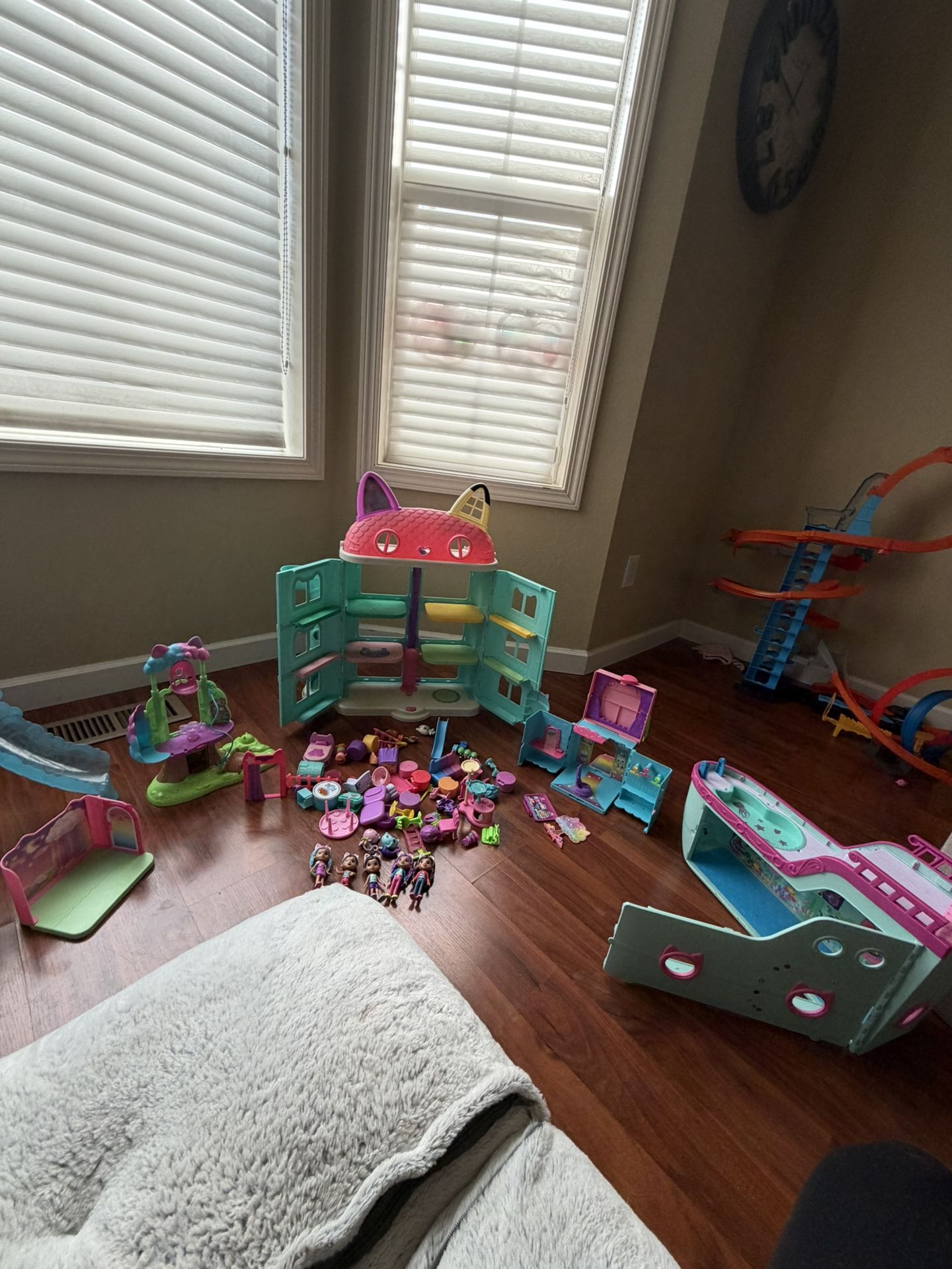 Gabby Doll House And Boat With Accessories