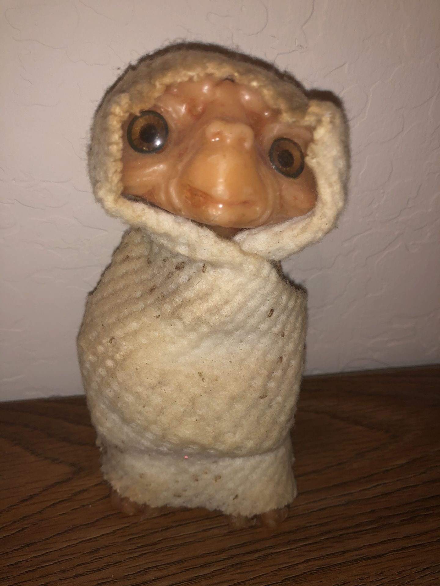 Vintage 1980’s E.T. The Extra-Terrestrial fine collectible candle statue of ET! Very rare find! 1982 Universal pictures!