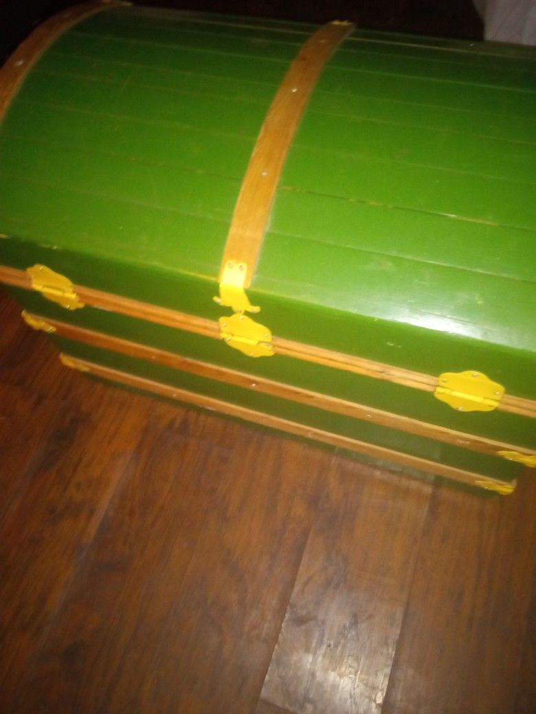 Green and Yellow Hope Chest 60 Dollars Lowest I'll Go 55 But Must Come And Pick Up And Have Correct Amount Don't Deliver Sorry Thanks for Looking 