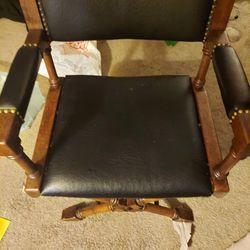 2 vintage 1923 chairs And three Matching foot rest
