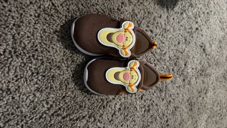 Toddler shoes size 4