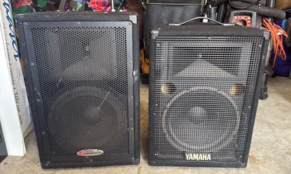 Two PA Speakers Yamaha S12E - Harbinger HX121