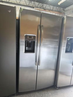 G/E Refrigerator side by side stainless Steel everything works good ✅️ 👌