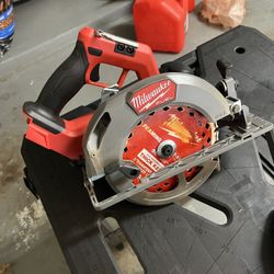Milwaukee M18 Fuel 7-1/4 Circular Saw