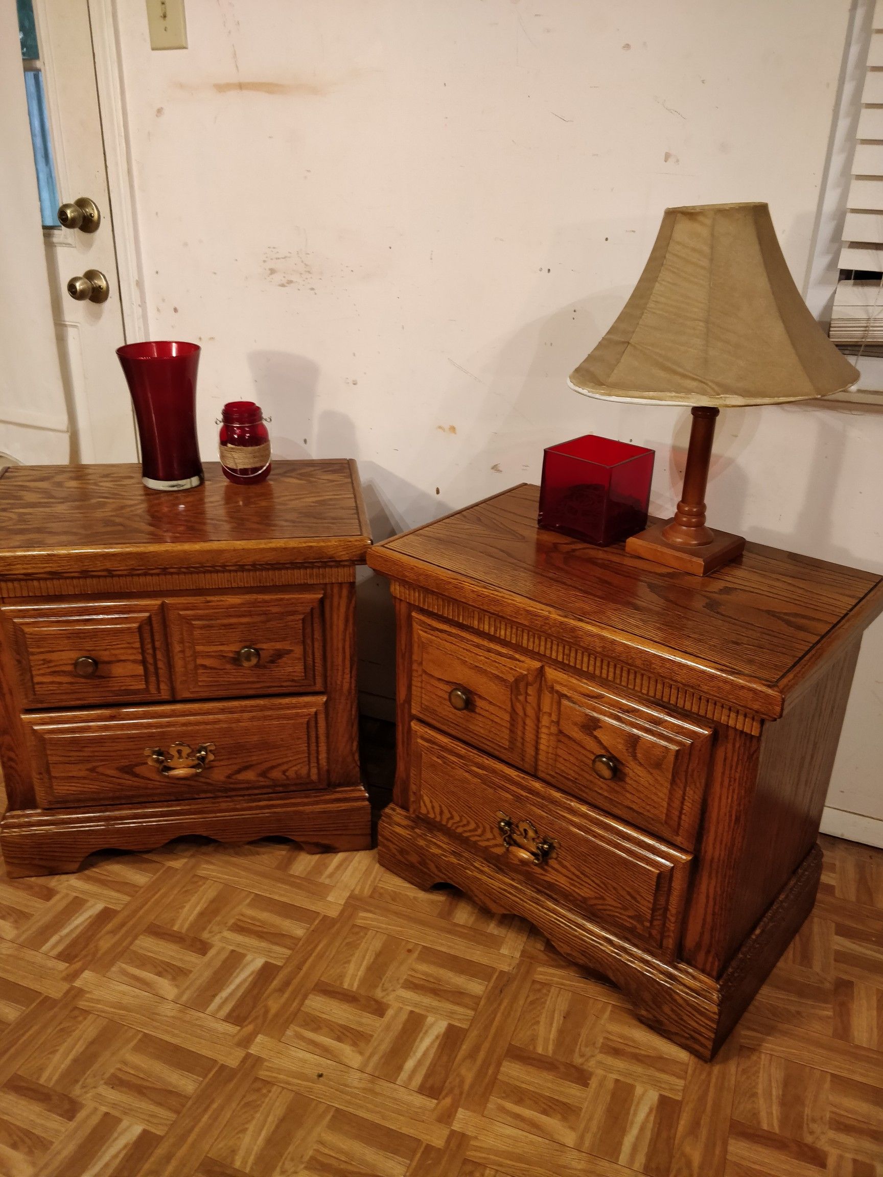 Nice wooden 2 night stand in great condition, all drawers working well. L25.3"*W16.5"*H24"