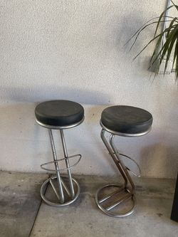 2 bar stools