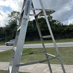 Ladder 🪜 8 feet It's in perfect condition