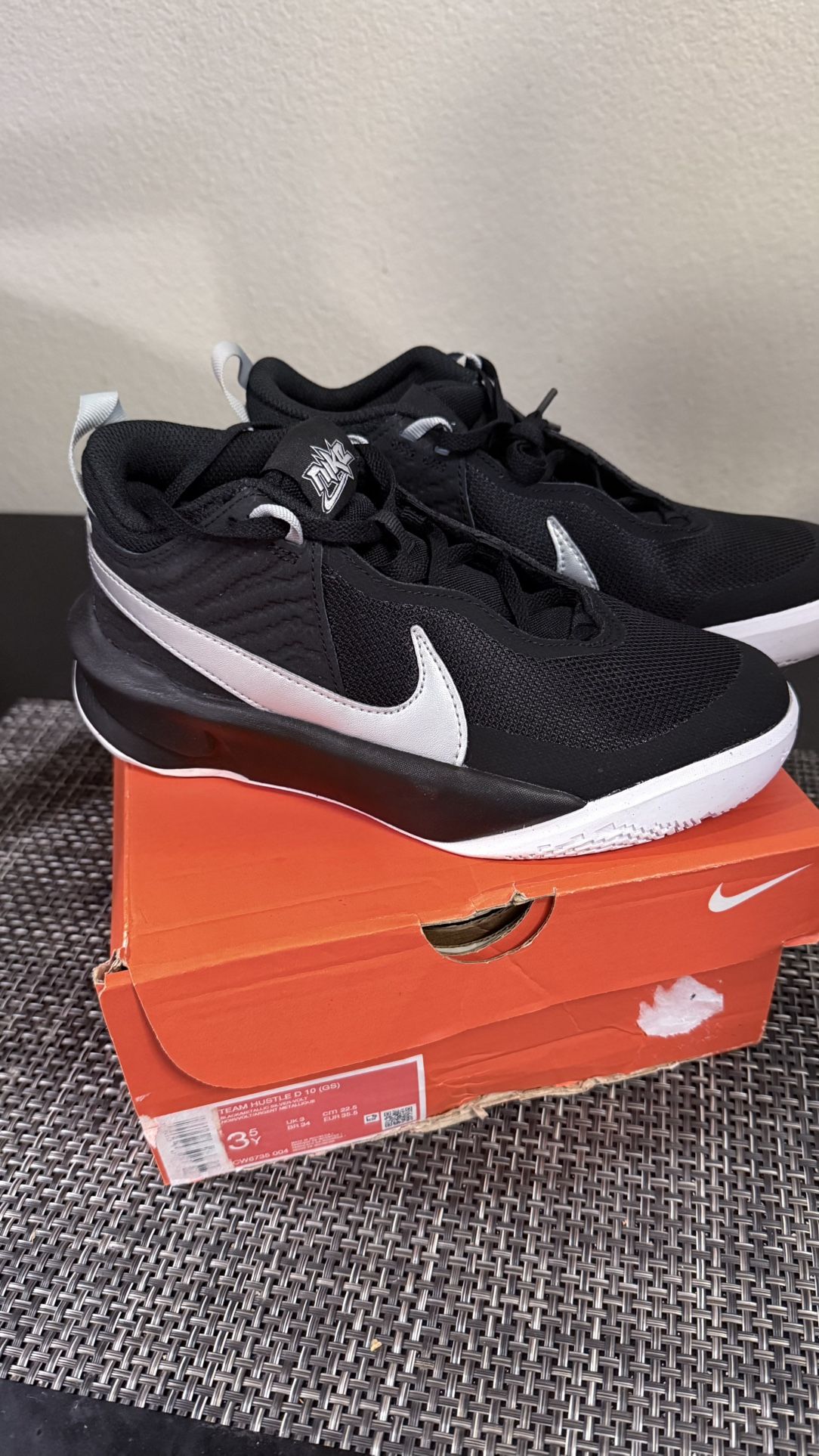 NIKE TEAM HUSTLE D 10