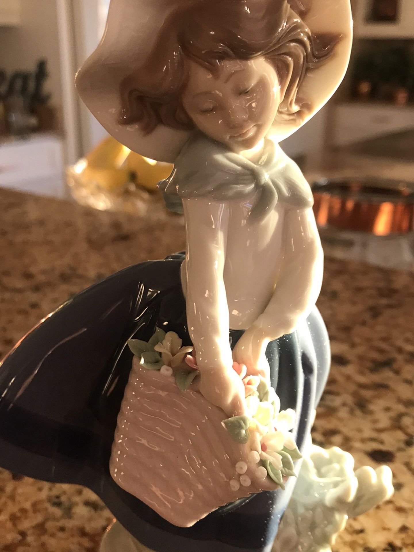 LLADRO PORCELAIN FIGURINE