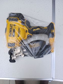 Clabadora Dewalt 20v Brushless XR Para Clavos de Rufi solo herramienta