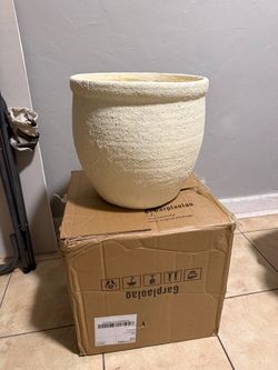 Large Stone Fiber Garden Planter (Textured White)
