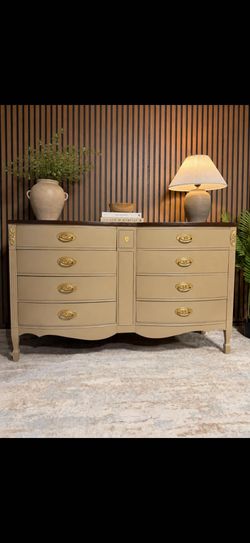 Elegant Vintage Dixie Federal / Hepplewhite 8-Drawer Double Bow-Front Dresser/ sideboard/buffet