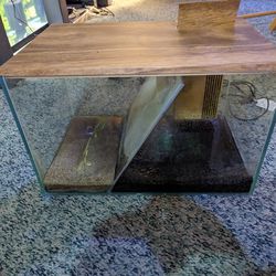 5 GALLON TOP FIN AQUARIUM FISH TANK, WITH BUILT-IN FILTER SPLIT DOWN THE MIDDLE AND OVERFLOWS FROM ONE SIDE TO THE OTHER WITH LED LIGHTING