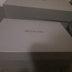 Vendo Cajas De Belenciaga Originales Son 3 Medianas Y 2 Grandes Por 60 Dollar