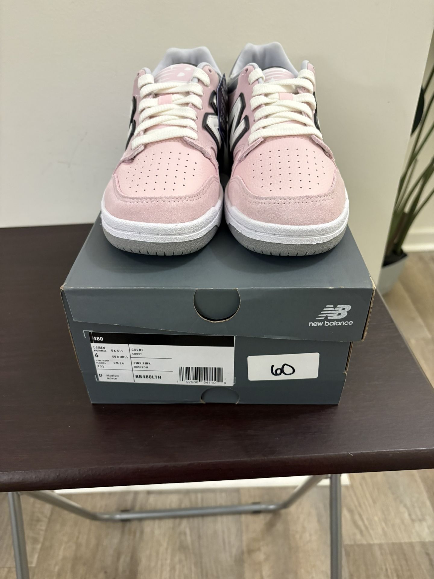 New Balance Men Sz 6 / Women 7.5