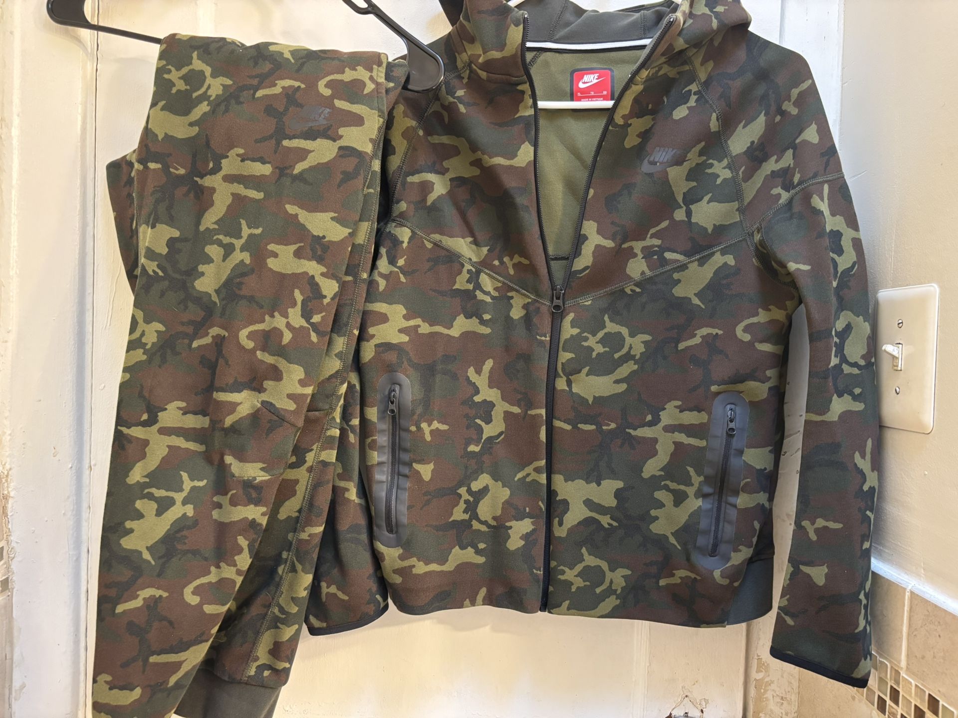 Boys XL Nike Tech Sweatsuit