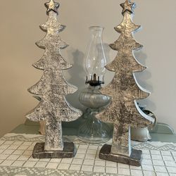 Pretty Resin Christmas Tree “statues” Can Ship 