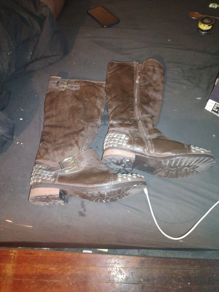 Female Stylishly Boots Wore Once