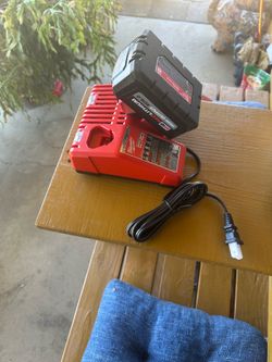 Milwaukee chárter and  batery 6,0