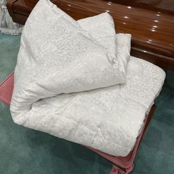 Full Size White (gray Lining) Comforter In Great Condition- just used for decor
