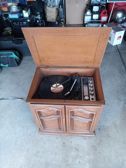 For sale sound design turn table vintage. Working condition. Please see video for more details.