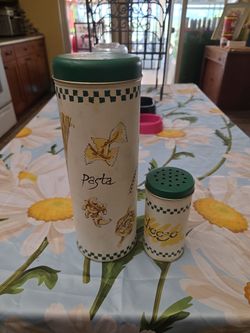Pasta and cheese Shaker tins