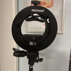 neewer light with bracket