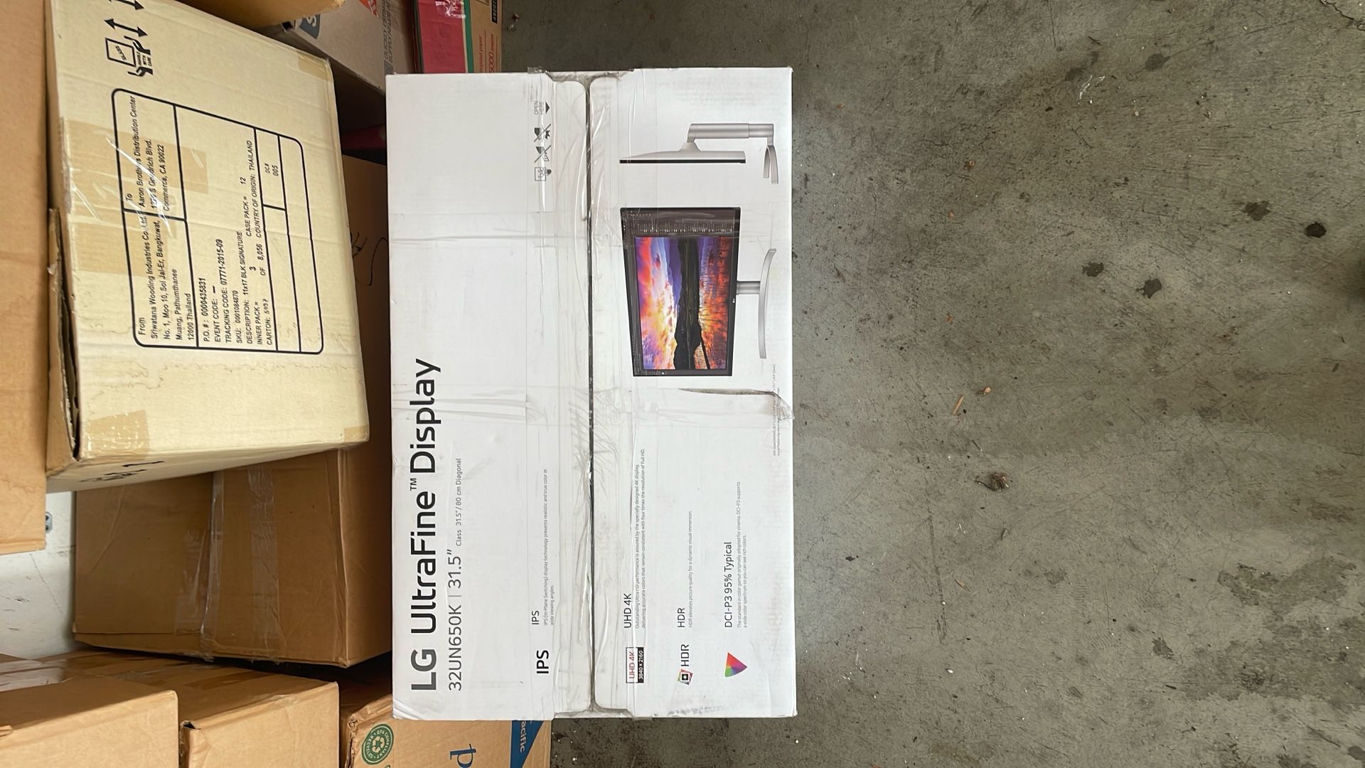 LG UltraFine Display  31.5”