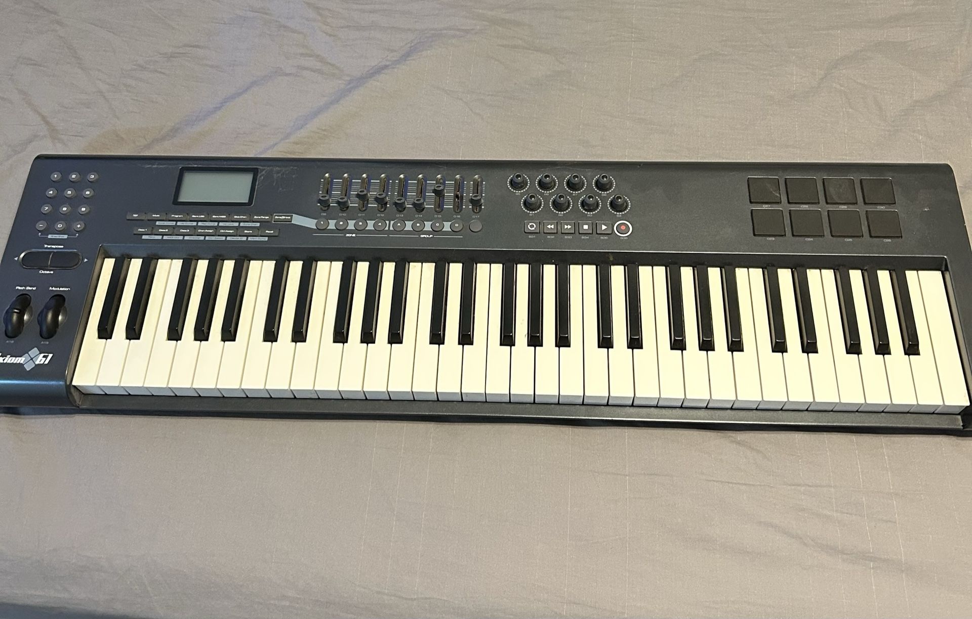 Axiom Midi Controller 61 Keys. NO SPEAKERS