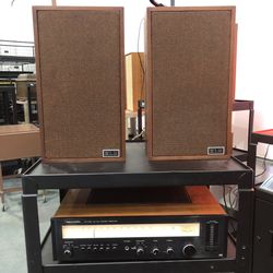 Vintage stereo, receiver, and speakers in excellent condition and sounds beautiful🔊👍🏻