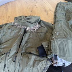 Quick silver men’s snow Outfit (size Large) 