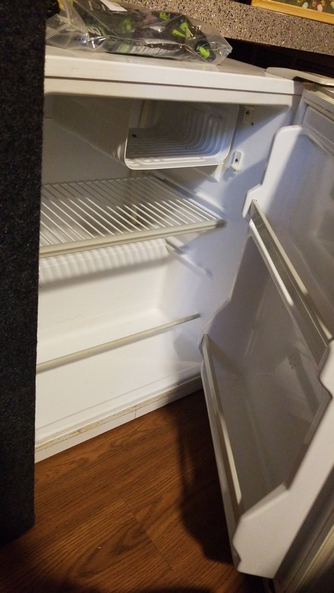 Small ice box runns great and freezer work good