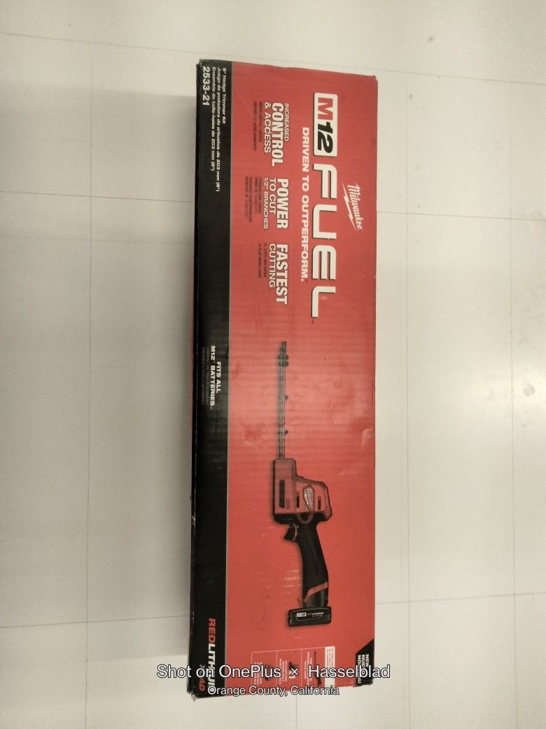 Milwaukee M12 FUEL 8 in. 12V Lithium-Ion Brushless Cordless Hedge Trimmer Kit with 4.0 Ah Battery and Charger