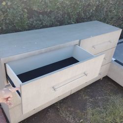 DRESSER 6 DRAWERS excellent quality and very good condition heavy $200 pick up WEST HILLS CA. 
